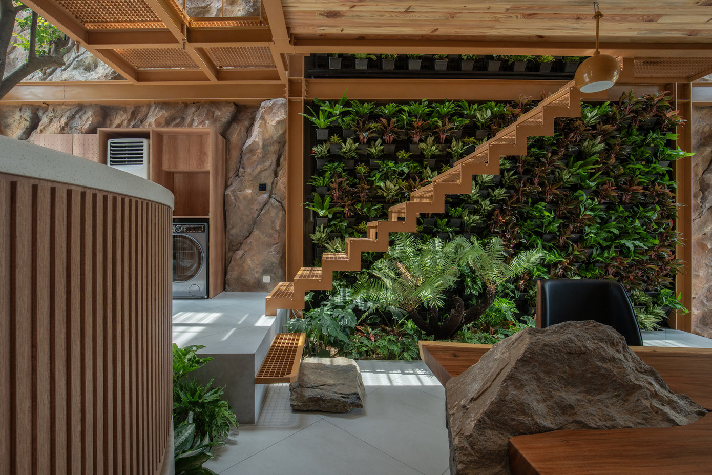 Ngôi nhà sử dụng kết cấu khung thép tiền chế, đây là giải pháp thi công ít rác thải, dễ tái sử dụng và thích ứng với nhiều thay đổi trong tương lai. Ngôi nhà gồm hai tầng và một tầng mái, với cách tổ chức không gian khéo léo và linh hoạt.