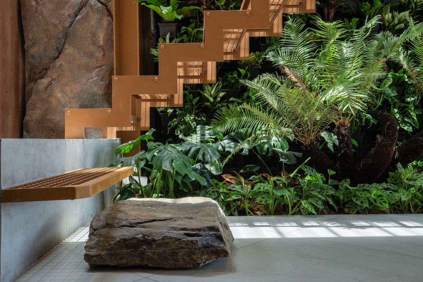 Những tảng đá lớn thu nhặt từ móng công trình được tái sử dụng làm bậc thang và điểm nhấn nội thất, mang đầy tính sáng tạo.