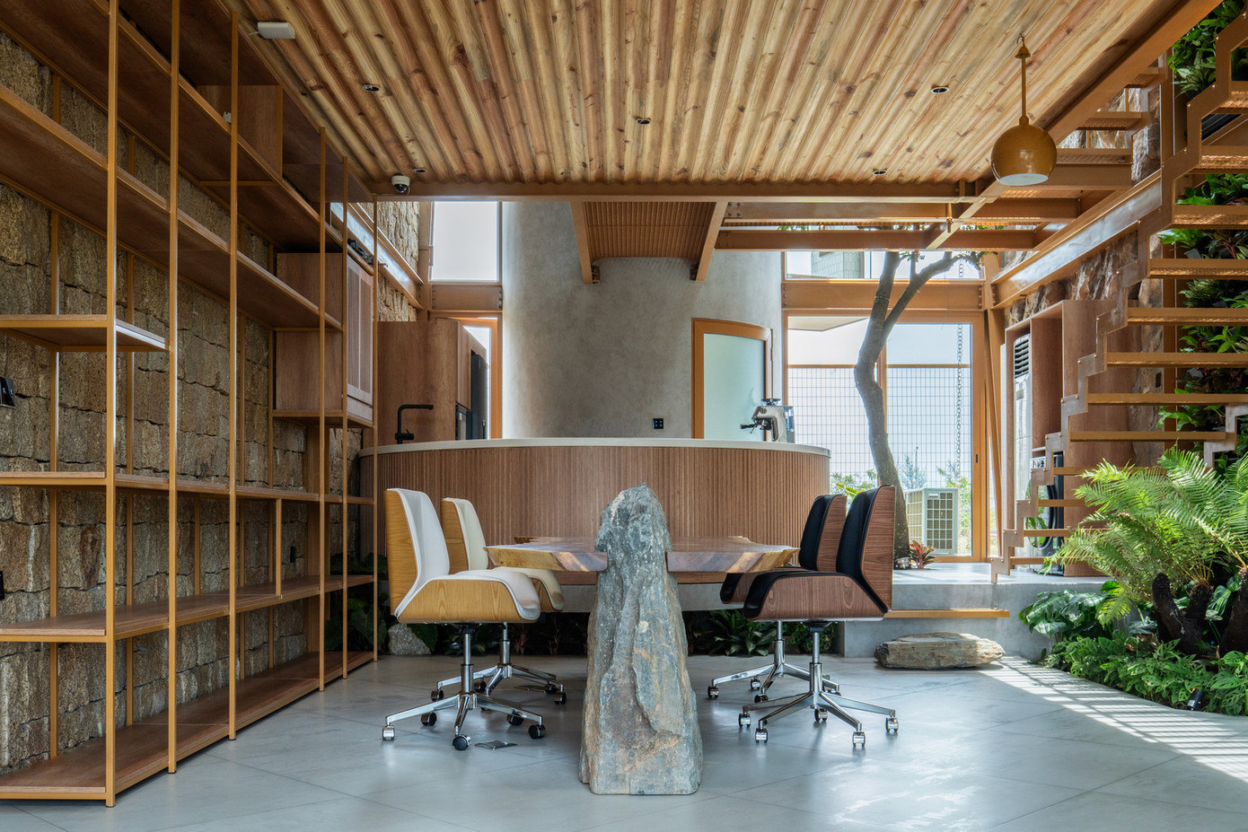 Nhờ giảm diện tích xây dựng, tăng không gian mở, ngôi nhà tận dụng tối đa ánh sáng và thông gió tự nhiên, từ đó giảm đáng kể nhu cầu dùng điện. Tầng trệt là văn phòng và quầy bar nhỏ phục vụ nhân viên. Một khu vườn phía trước được bố trí cầu kỳ với cây xanh, mặt nước và sàn nhà đa cấp, tạo nên cảm giác chuyển tiếp thú vị giữa kiến trúc và thiên nhiên.