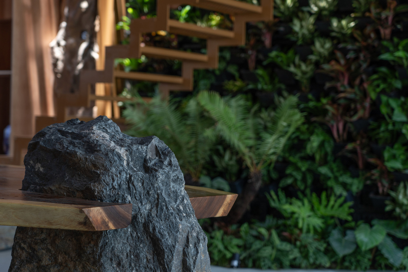 Những tảng đá lớn thu nhặt từ móng công trình được tái sử dụng làm bậc thang và điểm nhấn nội thất, mang đầy tính sáng tạo.