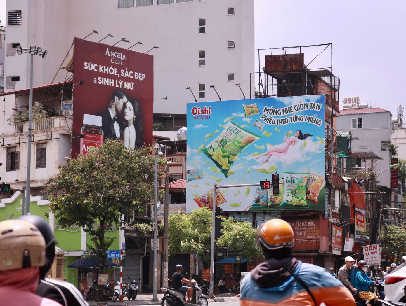 UBND quận Đống Đa cho biết, tất cả biển quảng cáo tấm lớn đều do Sở Văn hóa - Thể thao Hà Nội thỏa thuận với các đơn vị, ngoài ra còn những biển phục vụ công tác tuyên truyền chính trị. Tại quận Đống Đa, trong 6 tháng đầu năm 2024 đã vận động doanh nghiệp tự tháo dỡ nội dung 20 bảng quảng cáo sai phạm, xử lý vi phạm hành chính 1 doanh nghiệp quảng cáo sai phạm với tổng số tiền phạt là 25 triệu đồng…