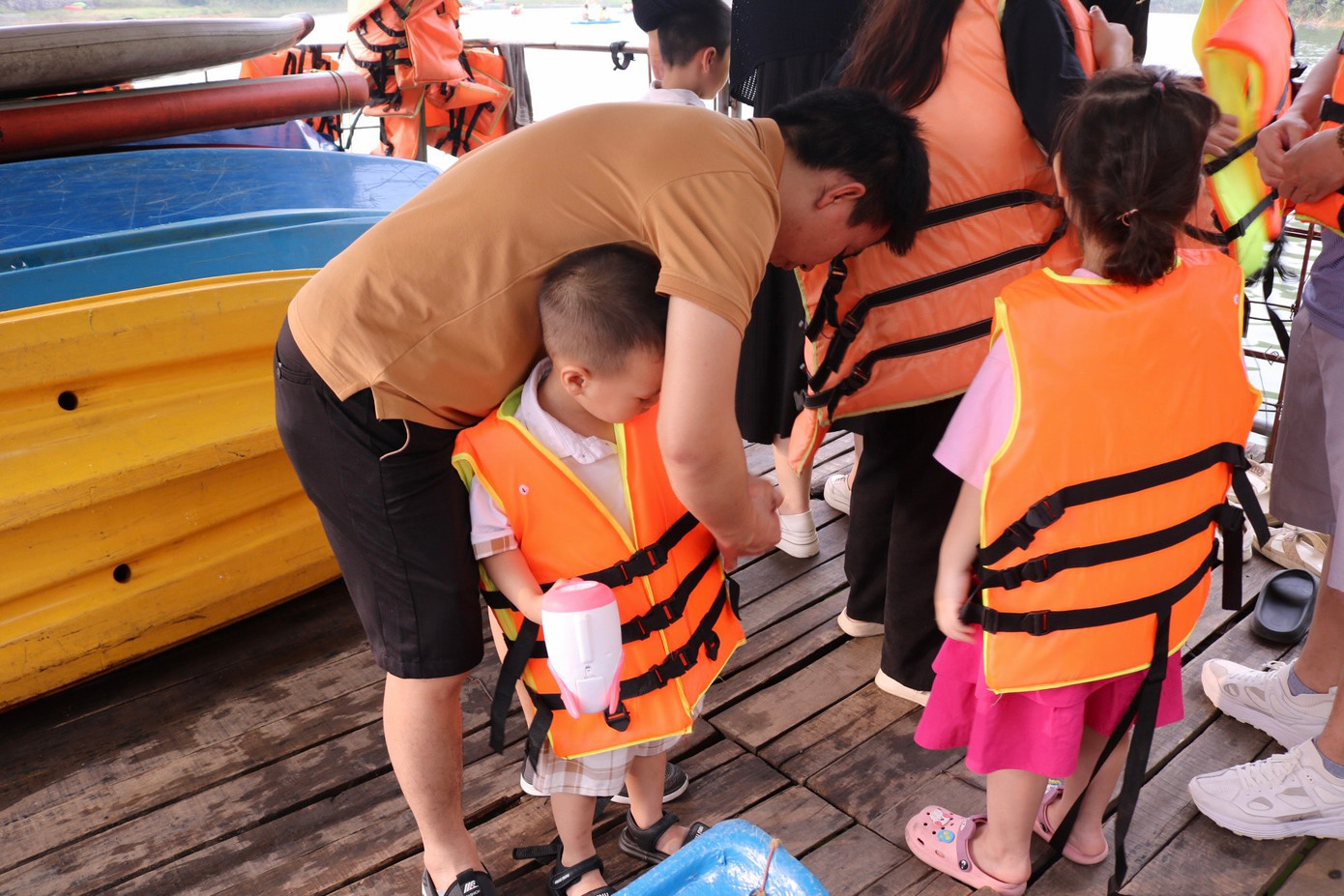 Nhiều gia đình đi nghỉ dưỡng cũng tranh thủ để con trẻ được tiếp xúc với bộ môn đầy thú vị này. Bên cạnh những bạn nhỏ tỏ ra thích thú thì cũng có nhiều bạn tỏ ra sợ hãi khi lần đầu đi thuyền như thế này. Nhiều gia đình đi nghỉ dưỡng cũng tranh thủ để con trẻ được tiếp xúc với bộ môn đầy thú vị này. Bên cạnh những bạn nhỏ tỏ ra thích thú thì cũng có nhiều bạn tỏ ra sợ hãi khi lần đầu đi thuyền như thế này.