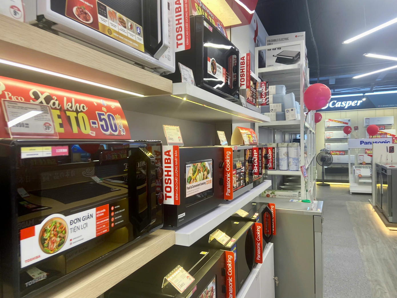 Mặt hàng điện tử cũng "nóng" thông tin giảm giá. Mặt hàng điện tử cũng "nóng" thông tin giảm giá.