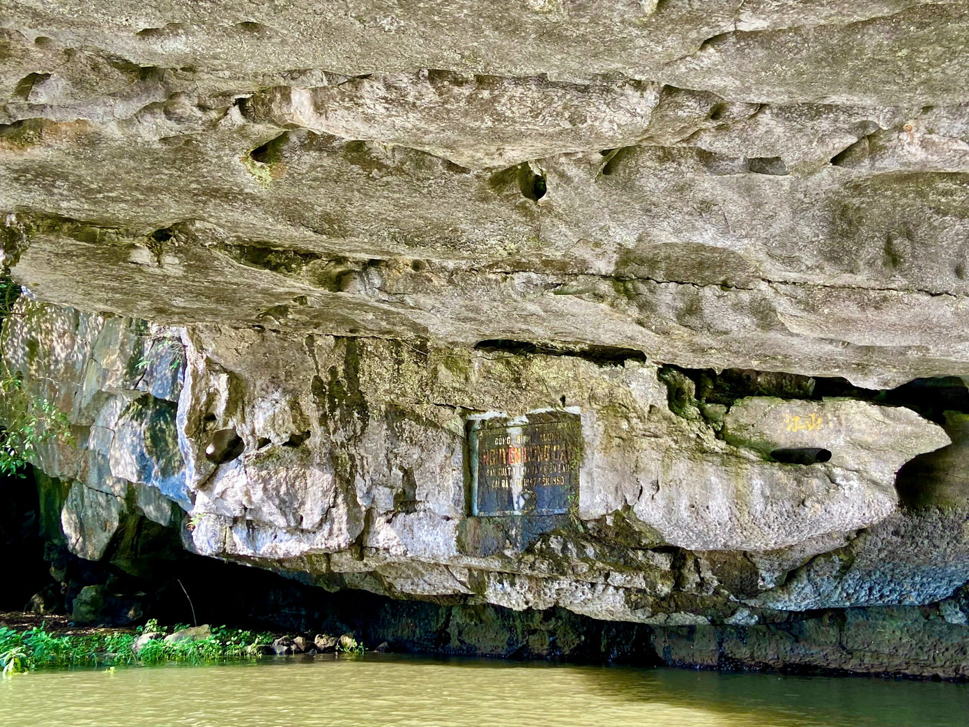 Hệ thống hang động độc đáo, nhũ đá lung linh huyền ảo với nhiều tạo hình độc đáo được mẹ thiên nhiên khéo léo khắc tạc.