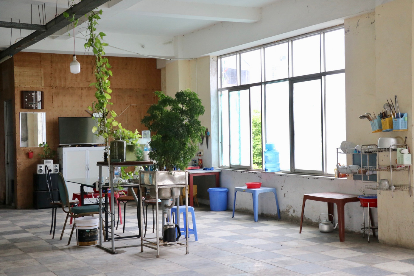 Một phần tầng bốn trở thành nơi ở tạm của một vài người.