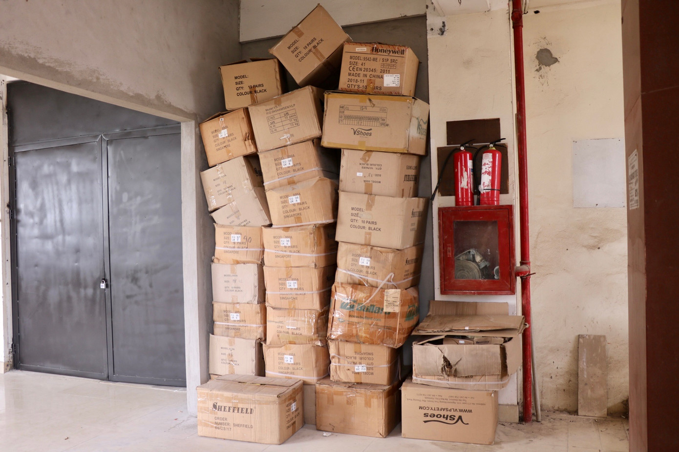 Nhiều không gian được biến thành nơi lưu trữ đồ. Bà N.T.H. - tiểu thương tại chợ Ngọc Thụy - cho biết: "Tôi kinh doanh ở đây cũng được 10 năm. Trước đây, tôi mua luôn ki-ốt với giá gần 800 triệu đồng, bây giờ chỉ cần đóng tiền dịch vụ hằng tháng. Tình hình buôn bán cũng được xem là ổn định. Chúng tôi vẫn có một lượng khách duy trì đều đặn mỗi ngày. Khách đến chợ đông hơn vào sáng sớm hoặc cuối ngày khi họ đi làm về."