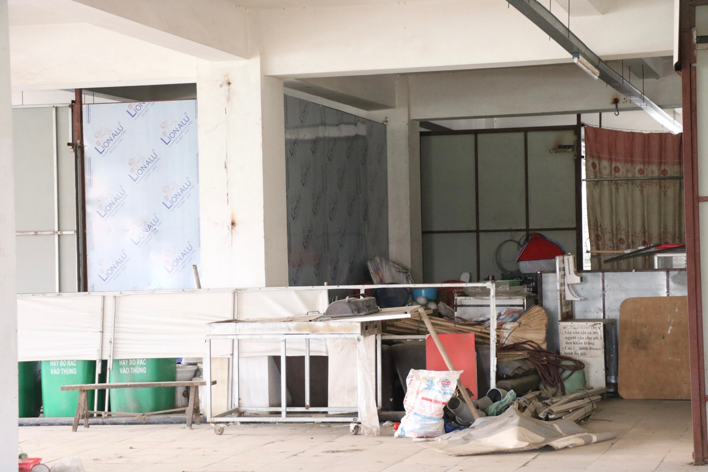 Nhiều không gian được biến thành nơi lưu trữ đồ. Bà N.T.H. - tiểu thương tại chợ Ngọc Thụy - cho biết: "Tôi kinh doanh ở đây cũng được 10 năm. Trước đây, tôi mua luôn ki-ốt với giá gần 800 triệu đồng, bây giờ chỉ cần đóng tiền dịch vụ hằng tháng. Tình hình buôn bán cũng được xem là ổn định. Chúng tôi vẫn có một lượng khách duy trì đều đặn mỗi ngày. Khách đến chợ đông hơn vào sáng sớm hoặc cuối ngày khi họ đi làm về."