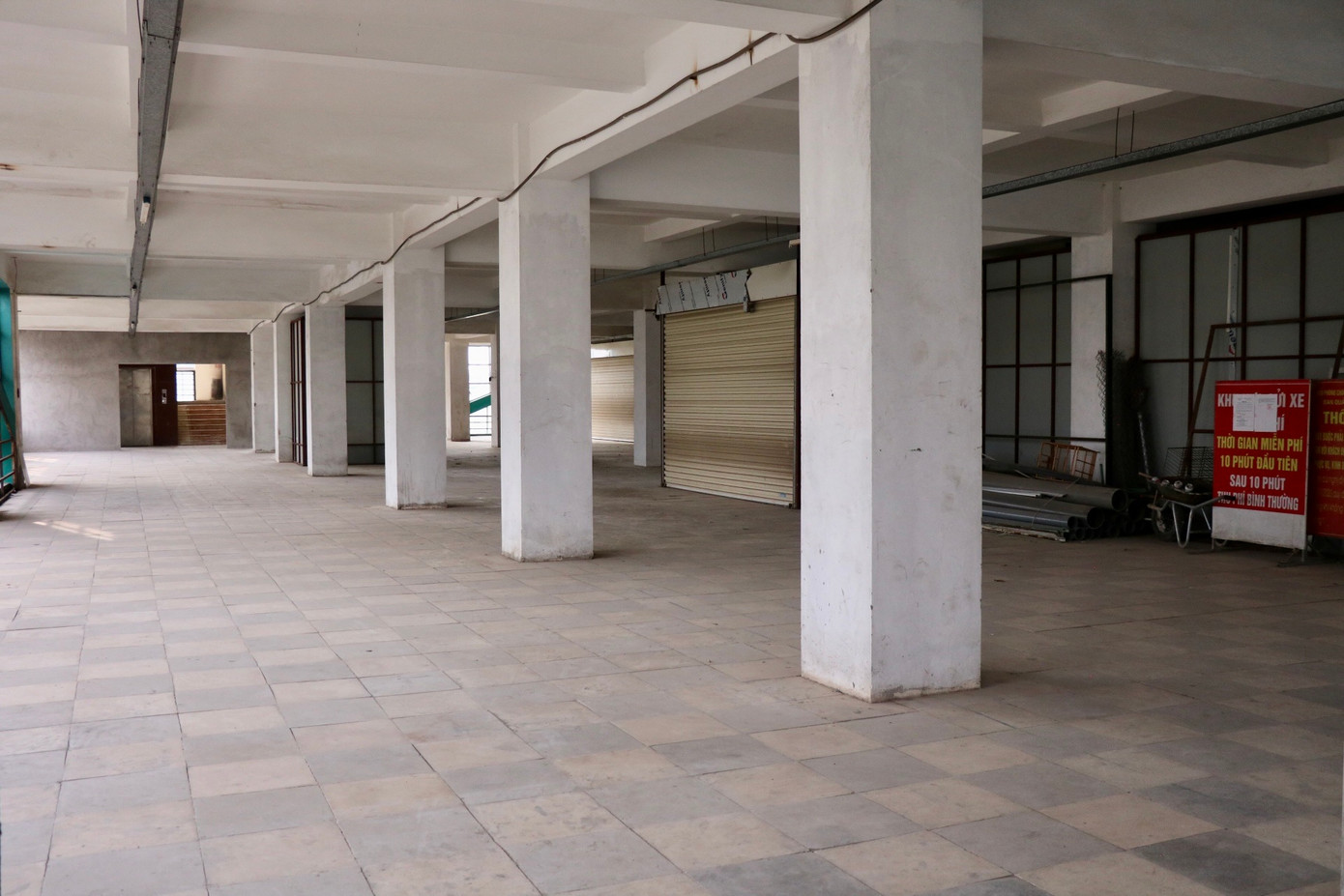 Từ tầng 2 trở lên đến tầng 5, gần như chưa được sử dụng, bỏ trống hoàn toàn.