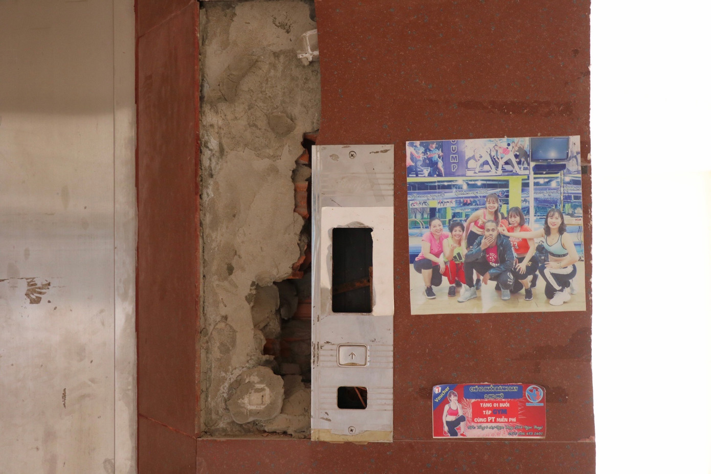 Nhiều hạng mục của chợ xuống cấp do lâu ngày không được sử dụng và tu sửa. Bên trong, cầu thang bộ nứt toác, lòi thép, tiềm ẩn nhiều nguy mất an toàn. Hệ thống chiếu sáng không được đảm bảo ở các tầng không sử dụng. Cửa kính vỡ và cầu thang máy hỏng cũng tiềm ẩn nhiều nguy cơ mất an toàn.