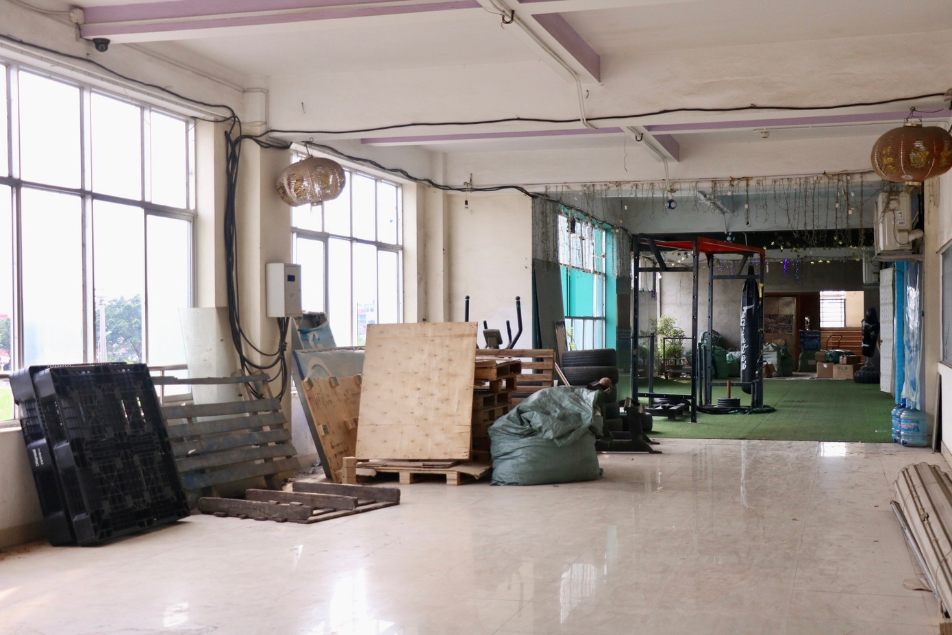 Một phần tầng 3 của chợ được cho thuê để làm phòng tập thể hình.