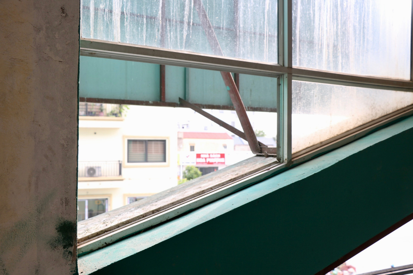 Nhiều hạng mục của chợ xuống cấp do lâu ngày không được sử dụng và tu sửa. Bên trong, cầu thang bộ nứt toác, lòi thép, tiềm ẩn nhiều nguy mất an toàn. Hệ thống chiếu sáng không được đảm bảo ở các tầng không sử dụng. Cửa kính vỡ và cầu thang máy hỏng cũng tiềm ẩn nhiều nguy cơ mất an toàn.