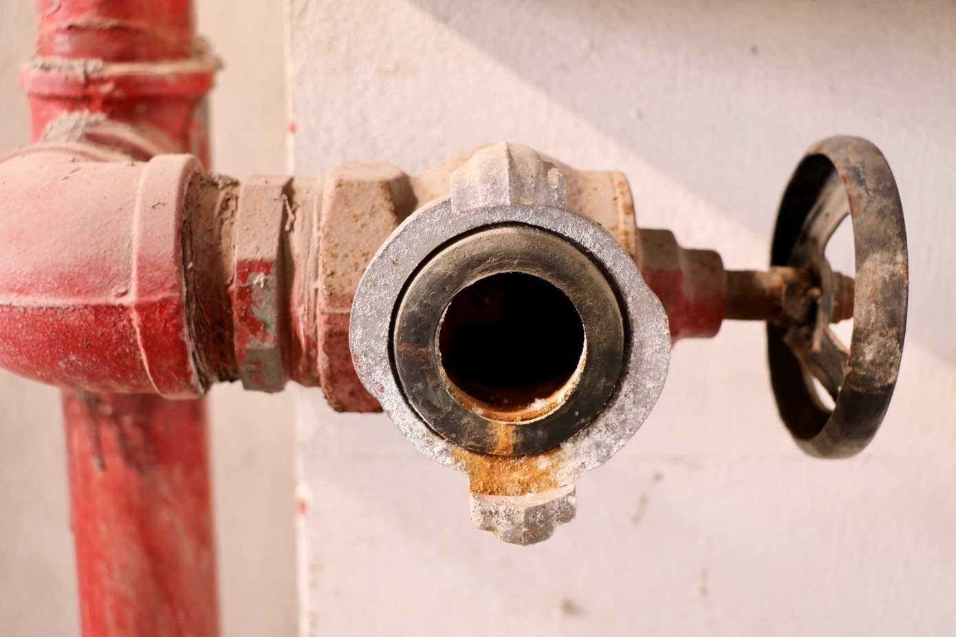 Hệ thống phòng cháy chữa cháy bị hoen gỉ, xuống cấp theo thời gian.