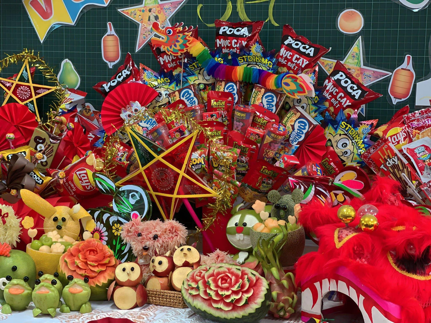 Chị Hoàng Vân Hà (Ba Đình) chia sẻ lớp con chị năm nay đón một trung thu rực rỡ và cực kỳ bổ ích. Năm ngoái thì các con được nặn bánh dẻo, năm nay được làm đèn trung thu, được bày mâm ngũ quả, được nghe những câu chuyện hay về trung thu. "Nhìn bạn nào cũng phấn khởi, không thứ gì có thể đổi lại được", chị Vân Hà cho hay. Chị Hoàng Vân Hà (Ba Đình) chia sẻ lớp con chị năm nay đón một trung thu rực rỡ và cực kỳ bổ ích. Năm ngoái thì các con được nặn bánh dẻo, năm nay được làm đèn trung thu, được bày mâm ngũ quả, được nghe những câu chuyện hay về trung thu. "Nhìn bạn nào cũng phấn khởi, không thứ gì có thể đổi lại được", chị Vân Hà cho hay.