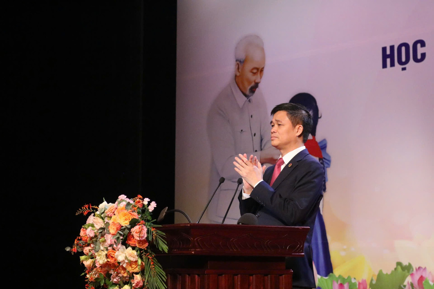 Phát biểu tại lễ Tuyên dương, ông Ngọ Duy Hiểu cho biết, thế hệ trẻ đang vươn tới một nền giáo dục toàn diện để có những công dân toàn diện, toàn cầu. Các em học sinh, sinh viên hiện nay không chỉ giỏi kiến thức chuyên môn cơ bản, mà còn giỏi ngoại ngữ, tin học, khoa học, kỹ năng mềm, văn hóa, thể thao. Bảo vệ, chăm sóc và giáo dục trẻ em là truyền thống tốt đẹp của dân tộc, là nhiệm vụ có tầm quan trọng đặc biệt trong chiến lược phát triển nguồn lực con người Việt Nam. Phát biểu tại lễ Tuyên dương, ông Ngọ Duy Hiểu cho biết, thế hệ trẻ đang vươn tới một nền giáo dục toàn diện để có những công dân toàn diện, toàn cầu. Các em học sinh, sinh viên hiện nay không chỉ giỏi kiến thức chuyên môn cơ bản, mà còn giỏi ngoại ngữ, tin học, khoa học, kỹ năng mềm, văn hóa, thể thao. Bảo vệ, chăm sóc và giáo dục trẻ em là truyền thống tốt đẹp của dân tộc, là nhiệm vụ có tầm quan trọng đặc biệt trong chiến lược phát triển nguồn lực con người Việt Nam.