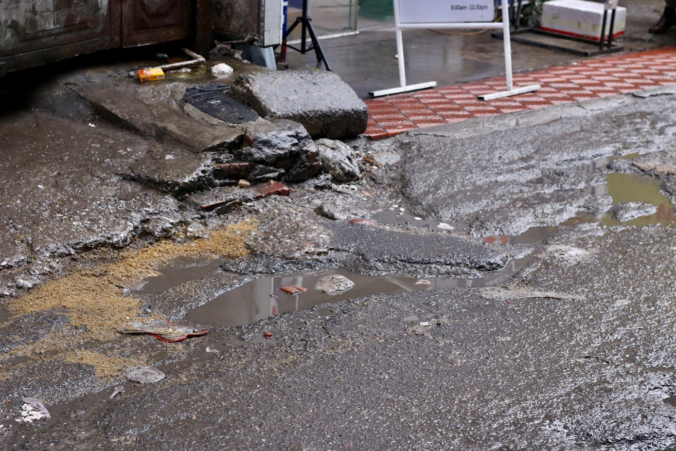 Dự án cải tạo, mở rộng mặt đường ngõ 381 Nguyễn Khang sau khi hoàn tất sẽ tạo trục kết nối với đường vành đai 2, vành đai 2,5 và vành đai 3, giảm bớt gánh nặng cho nhiều tuyến đường trong khu vực. Trong ảnh: Mặt đường xuống cấp trầm trọng.