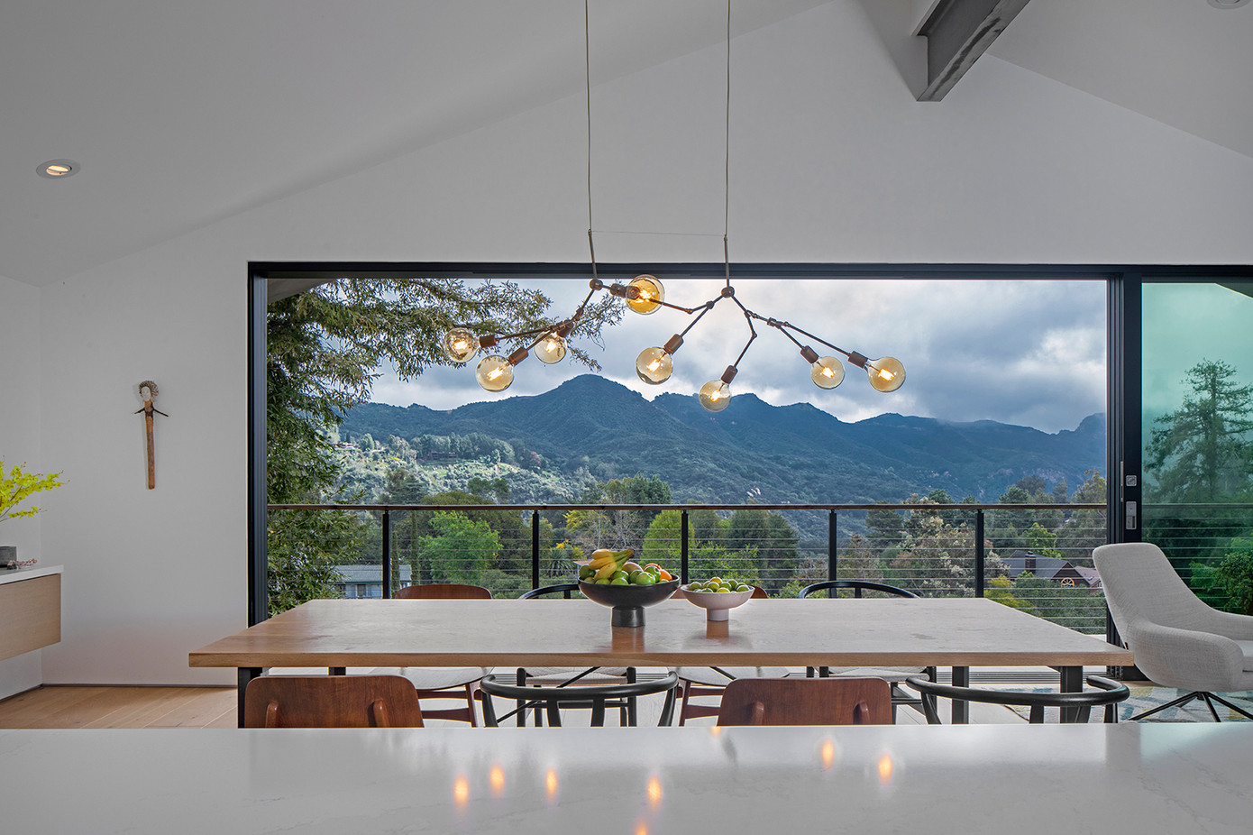 Sự kết hợp tinh tế giữa thẩm mỹ thiết kế của Iceland và California tạo nên một bầu không khí sang trọng, thanh thoát, dễ dàng cân bằng giữa chức năng và thẩm mỹ trong ngôi nhà.