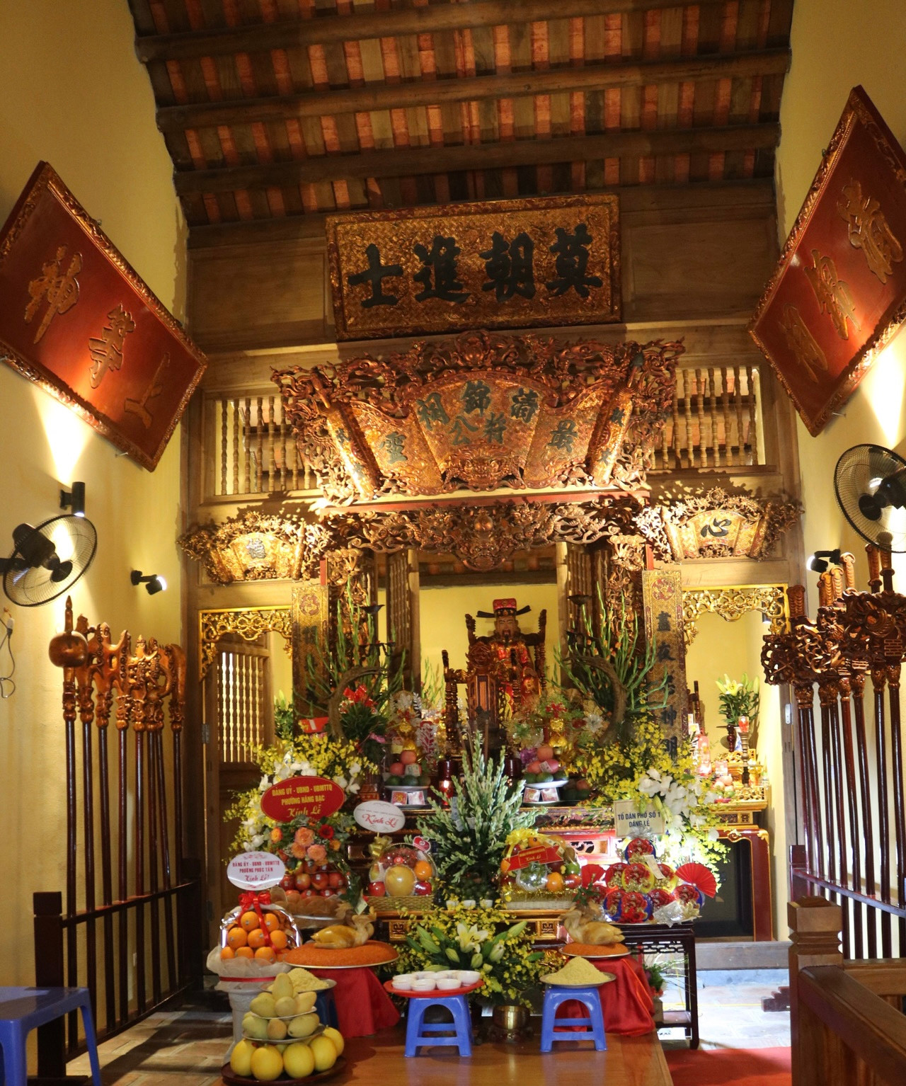 Không gian thờ tự trên tầng 2 của đình Trung Yên (Ảnh: Lâm Thuỳ Dương)