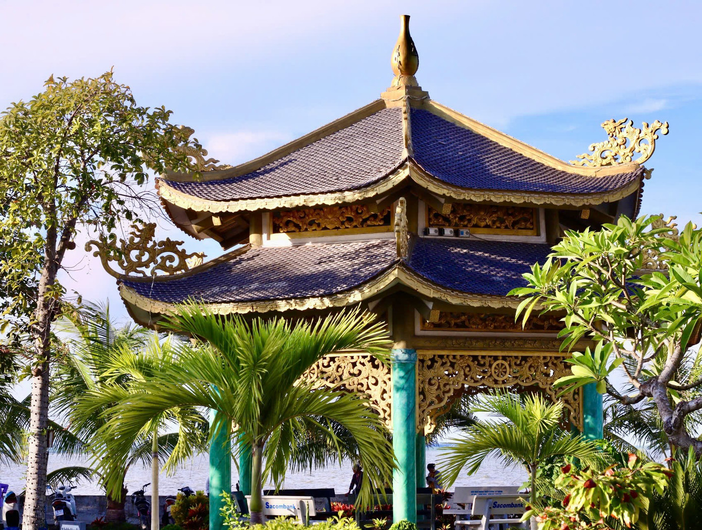 Chùa mở cửa quanh năm, vào dịp lễ, Tết nơi đây nhộn nhịp vì đông đảo người dân và du khách đến tham quan.