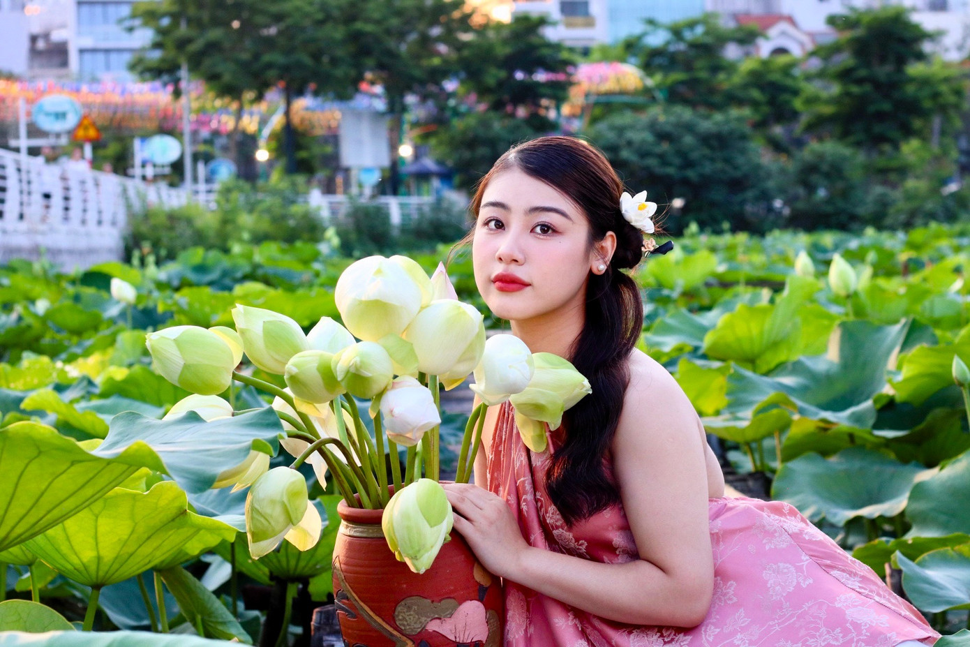 Anh Mạnh cho biết bình thường mỗi đơn chụp sẽ có một thợ chụp và một thợ trang điểm đi theo để hỗ trợ. Nếu khách có nhu cầu chụp theo nhóm sẽ phải trả thêm phí và đồng nghĩa phía studio cũng sẽ huy động thêm nhân lực đến chụp. Nếu vào chính vụ, nhiều lúc phải thuê thêm người chụp mới xuể.