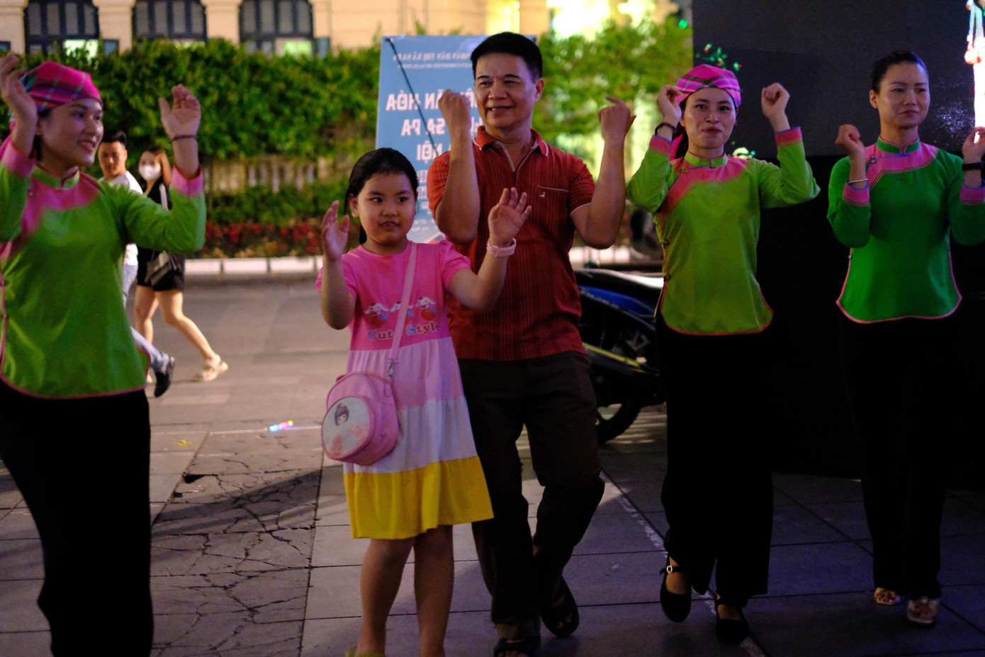 Tại “Ngày hội văn hóa - du lịch Sa Pa tại Hà Nội”, người dân và du khách sẽ được tham gia nhiều hoạt động trải nghiệm không gian văn hóa, du lịch Sa Pa; tìm hiểu về nghề và các sản phẩm nghề thủ công truyền thống các dân tộc như chế tác khèn, chạm khắc bạc, nghề thủ công mây tre đan, dệt dây hoa, vẽ sáp ong, thêu hoa văn trang phục Mông đen, nghề làm trống…