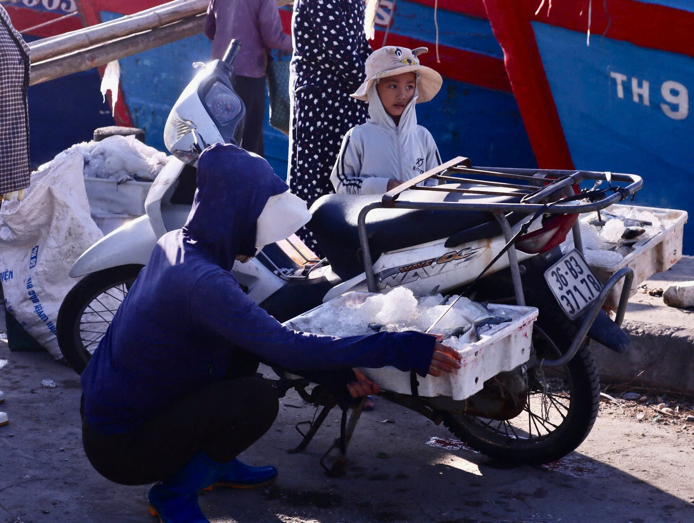 Nhiều tiểu thương cũng đến nhập hàng về bán lại cho kịp phiên chợ buổi chiều.