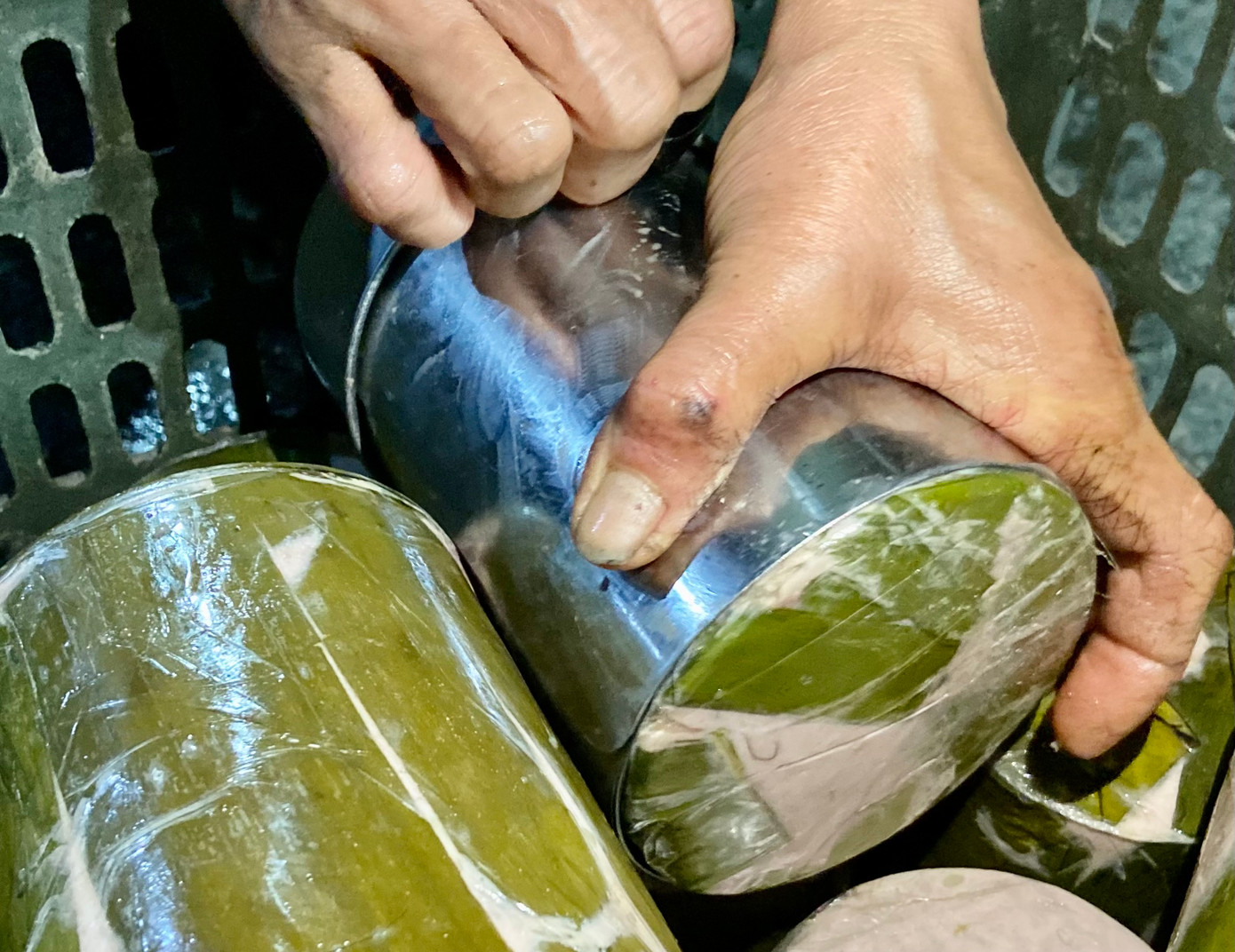 Giò sau khi vớt ra để nguội thì được gỡ khuôn và chờ khách đến lấy. Giò sau khi vớt ra để nguội thì được gỡ khuôn và chờ khách đến lấy.