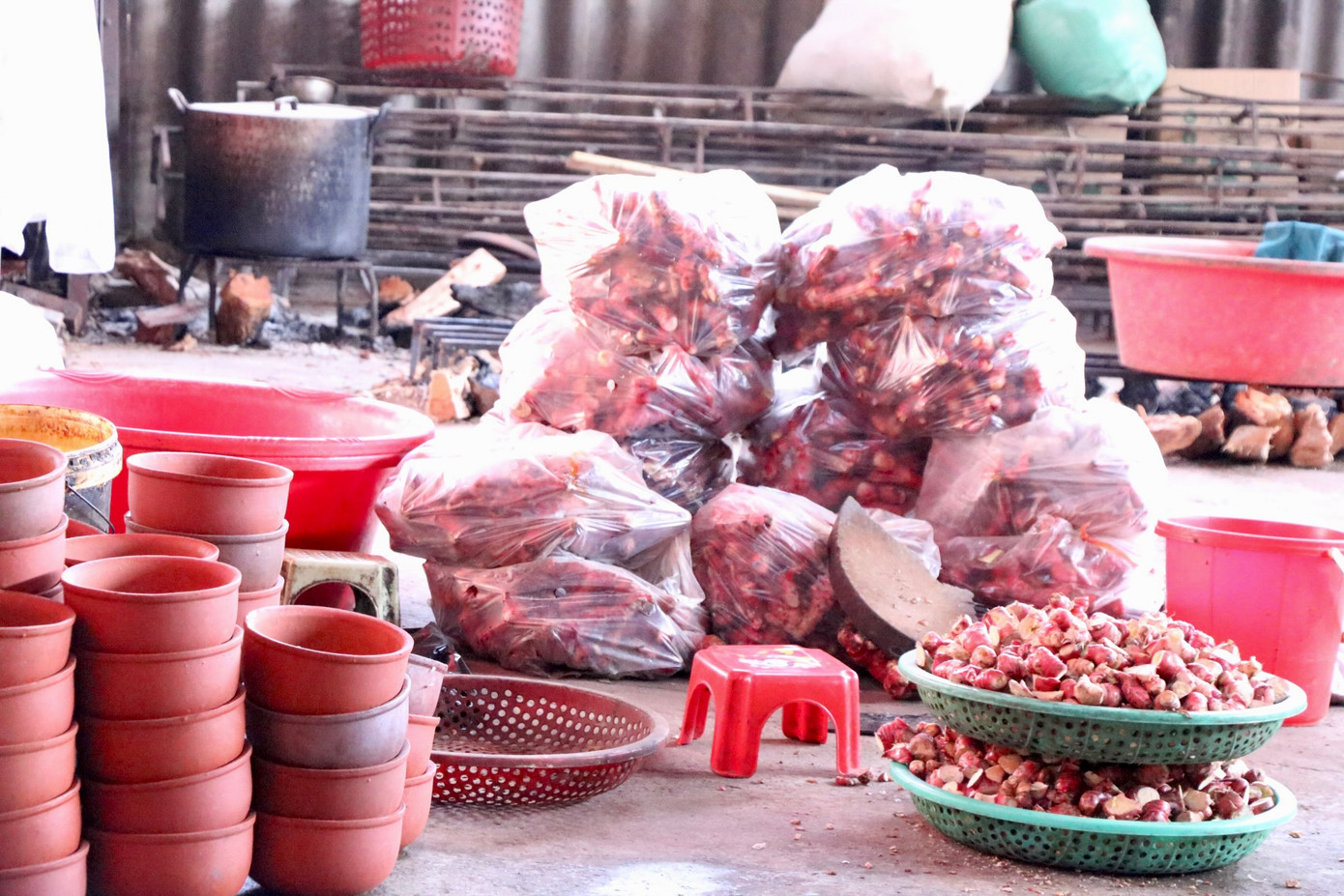 Theo bà Hậu - một người làm ở cơ sở cá kho, để làm nên một niêu cá kho ngon, không thể thiếu sự tỉ mỉ trong từng công đoạn. Một niêu cá kho Vũ Đại hoàn hảo phải được chuẩn bị kỹ lưỡng từ nguyên liệu đến quy trình. Cá trắm đen là loại cá được chuộng nhất khi làm món cá kho này. Mỗi con cá trắm được lựa chọn phải có cân nặng tối thiểu 4kg với thân chắc thịt, không bị dập hay hư hỏng. Các gia vị như chanh tươi, ớt, gừng, riềng, tiêu, mắm ngon... cũng phải được lựa chọn kỹ càng để tạo nên hương vị đậm đà.