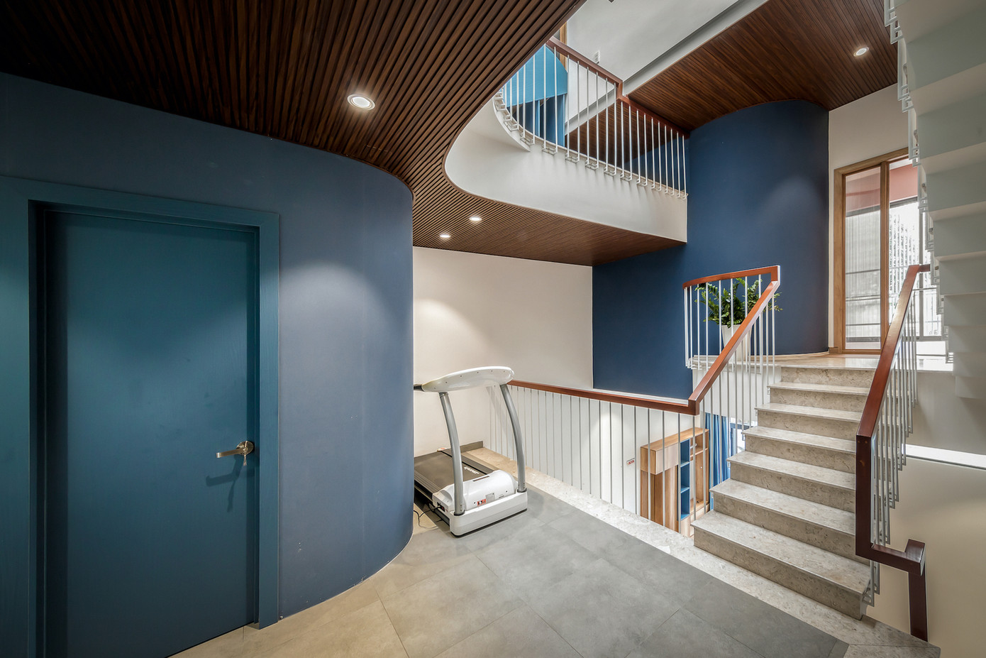 Tầng lửng được thiết kế như một không gian sinh hoạt chung, nơi trẻ em có thể vui đùa, trò chuyện và kết nối với nhau. Đây cũng là nơi người cha mẹ có thể thư giãn, xem TV hoặc tập thể dục trong khi vẫn dễ dàng quan sát toàn bộ tầng trệt, kể cả cửa ra vào của ngôi nhà.