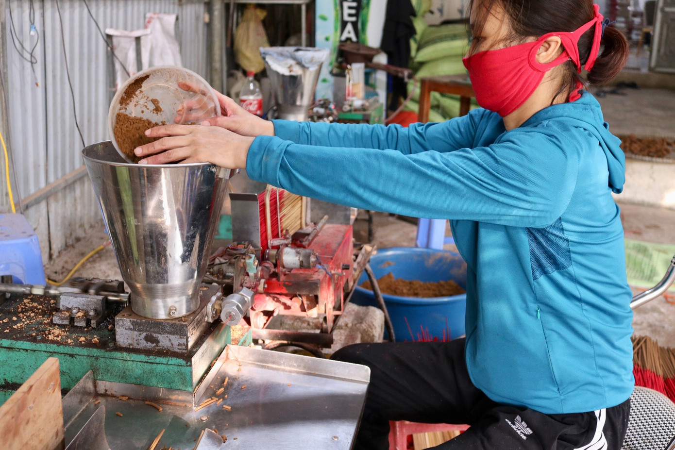 Theo chia sẻ của người dân, trước kia hương sản xuất hoàn toàn thủ công, tăm có hình vuông và năng suất thấp. Hiện nay, với sự giúp sức của máy móc, công nghệ, người dân có thể sản xuất loại tăm tròn và năng suất nâng lên gấp nhiều lần.