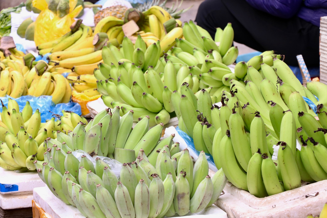 Nhiều đồ cúng rằm nằm trên kệ.