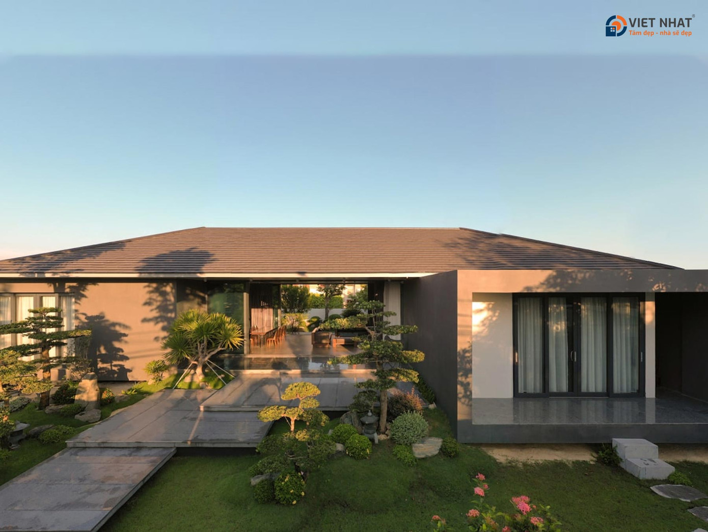 Biệt thự sân vườn cấp 4, bố trí công năng với một phòng khách, phòng bếp, 2 phòng ngủ, 2 vệ sinh,...mang lại cho bạn không gian tươi mới, dễ chịu, đặc biệt phù hợp với mọi gia đình. Biệt thự sân vườn cấp 4, bố trí công năng với một phòng khách, phòng bếp, 2 phòng ngủ, 2 vệ sinh,...mang lại cho bạn không gian tươi mới, dễ chịu, đặc biệt phù hợp với mọi gia đình.