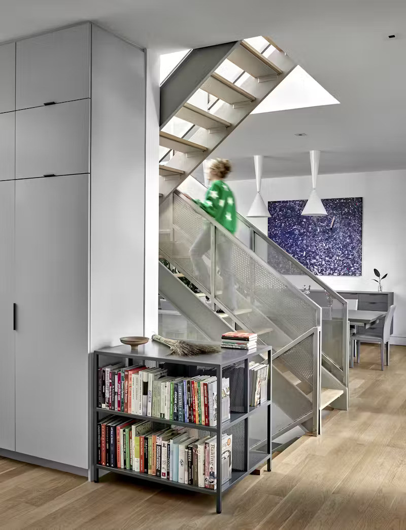 Cầu thang trung tâm được thiết kế nhỏ gọn.