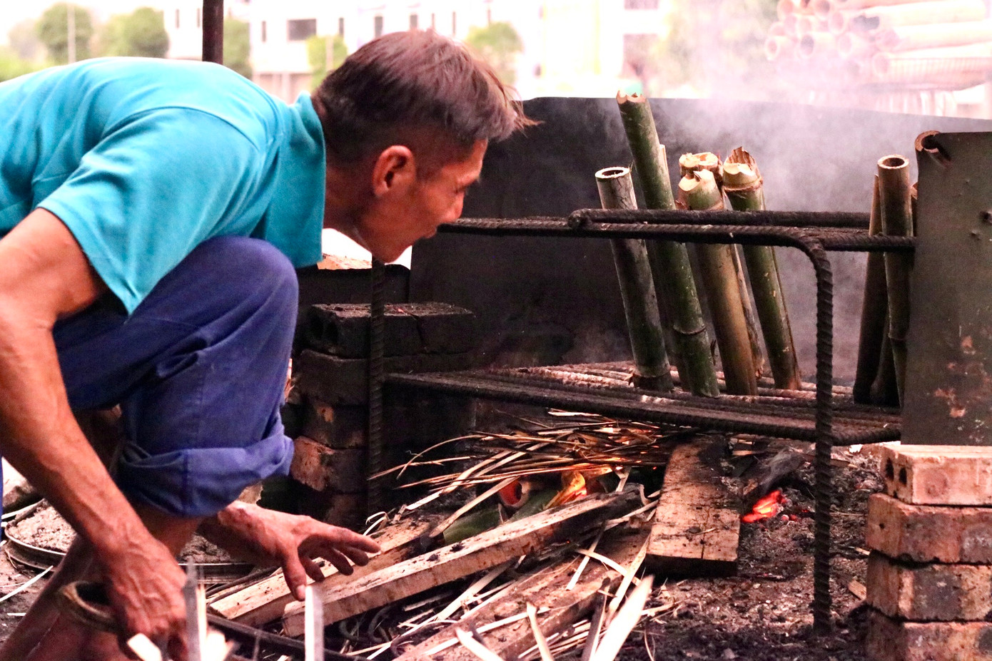 Cơm lam được làm quanh năm và vẫn đắt khách mua. Cơm lam được làm quanh năm và vẫn đắt khách mua.