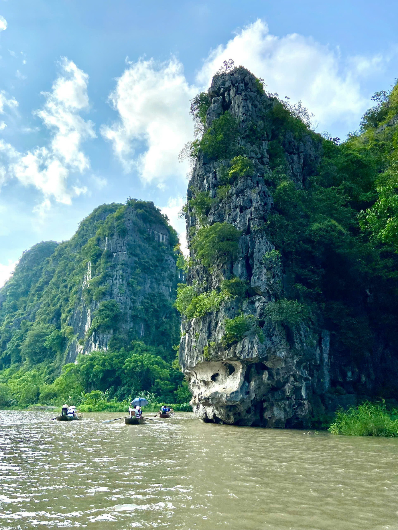 Cả ba hang động tại đây được nối với nhau bởi dòng sông Ngô Đồng đâm xuyên qua núi.