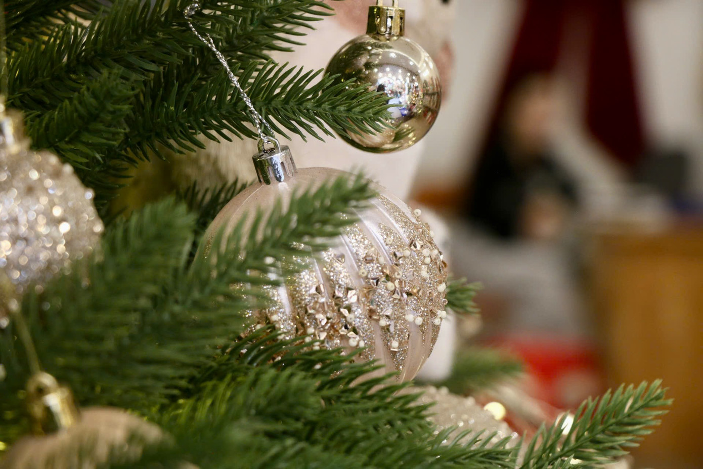 Những cây thông tại cửa hàng của chị Linh có giá dao động từ khoảng vài trăm nghìn đồng tới hàng chục triệu đồng/cây, tùy từng loại và từng kích cỡ, trong đó những cây thông được trang trí sẵn có giá 4 - 6 triệu đồng được nhiều người ưa chuộng và chọn mua.