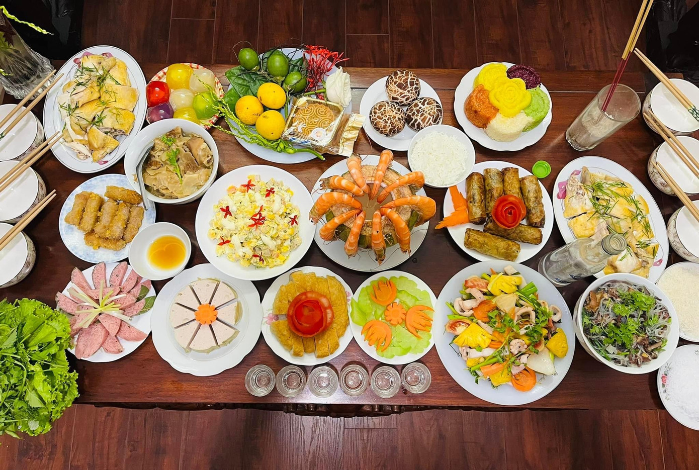 Những mâm cỗ cúng đủ đầy được chuẩn bị dâng lên gia tiên để bày tỏ lòng thành của gia chủ. Bên cạnh đó, mâm cỗ cúng cũng thể hiện lòng hiếu thảo đối với công ơn sinh thành, dưỡng dục của cha mẹ, ước nguyện gia đình luôn vẹn toàn, no đủ.