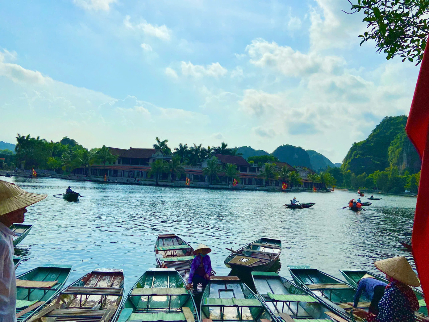 Khu du lịch Tam Cốc gồm nhiều tuyến tham quan du thuyền, đi xe đạp và đi bộ nối khoảng gần 20 điểm du lịch. Muốn tham quan được cả 3 hang động, du khách cần xuống bến trung tâm và di chuyển bằng thuyền.