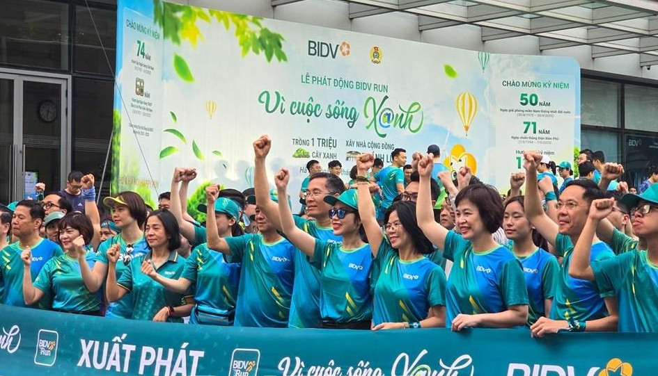 Rất đông cán bộ, nhân viên BIDV và khách hàng của BIDV vào vạch xuất phát khởi động giải chạy “BIDV RUN – Vì cuộc sống Xanh” diễn ra trên phạm vi cả nước.