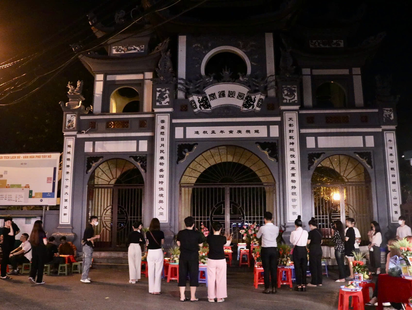 Ghi nhận lúc 23h30 đêm 14/7 âm lịch, tại cửa Phủ Tây Hồ đã có nhiều bạn trẻ đến để dâng lễ, dâng hương, cầu bình an trong mùa lễ Vu Lan báo hiếu.