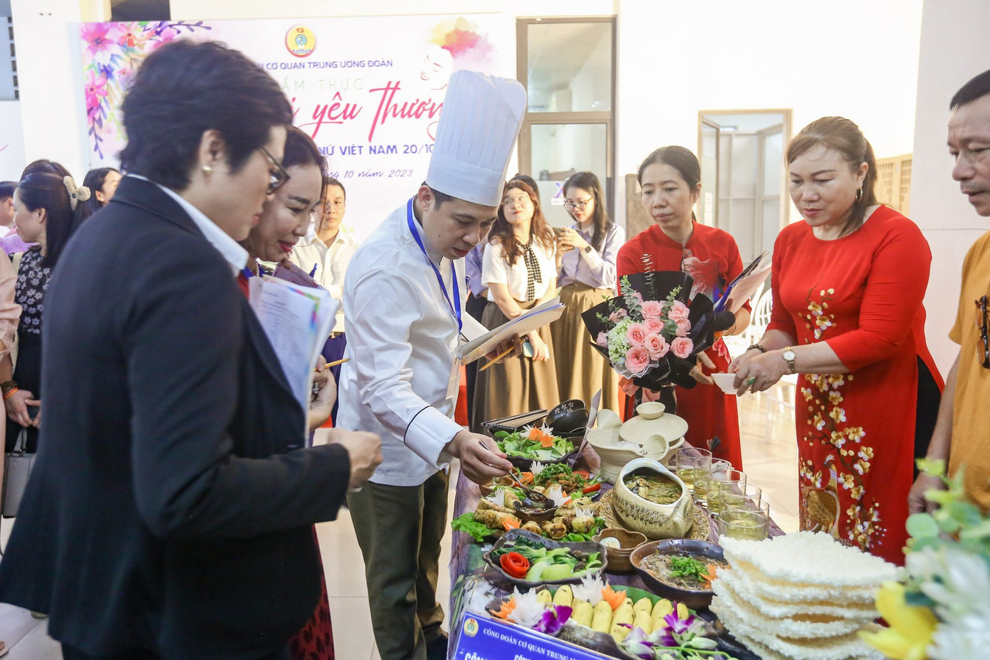 Ban giám khảo sẽ nếm thử món ăn của từng đội.