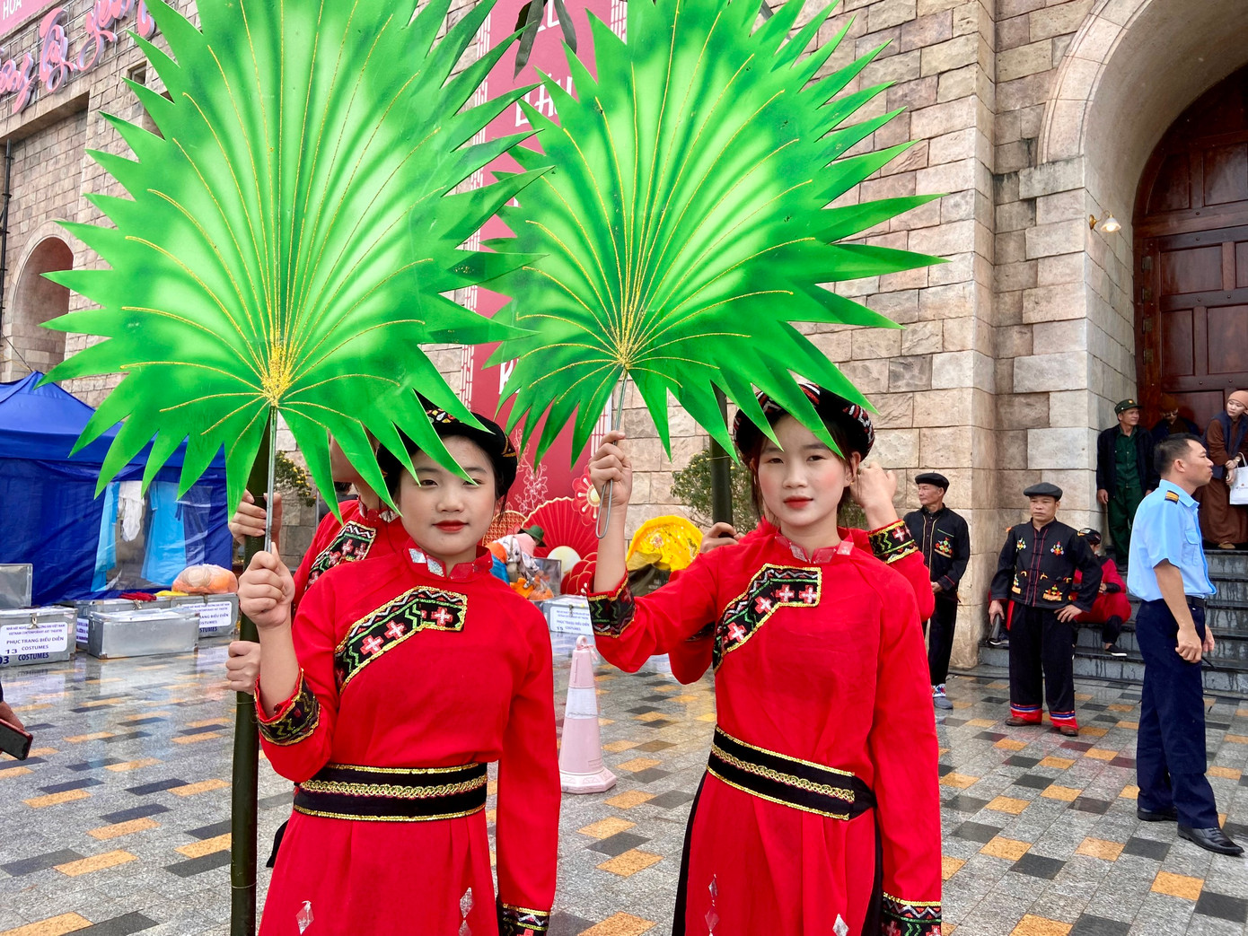 Người dân "đội mưa" dự khai hội.