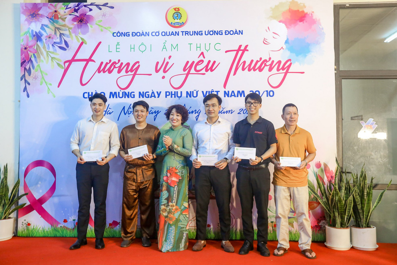 Bên cạnh đó Ban tổ chức chương trình còn tổ chức trao giải thưởng cho một số đơn vị đạt giải ấn tượng phong cách như: Giải trình bày món ăn đẹp, Thực đơn ấn tượng, Bữa ăn phong phú, Thuyết trình hay, Đầu bếp sáng tạo.