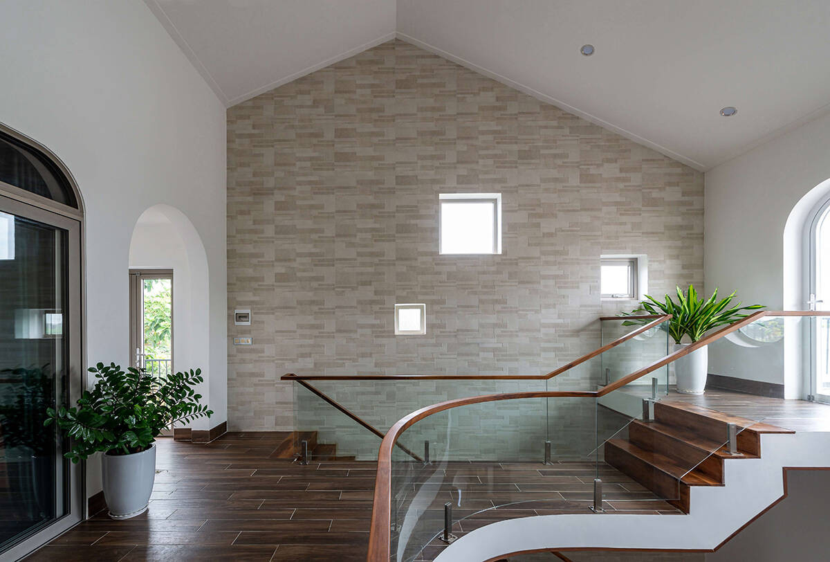 Điểm đặc biệt của ngôi nhà chính là không gian thông tầng và giếng trời giữa nhà. Đây là không gian trọng tâm liên kết toàn bộ các không gian khác và cũng là nơi lấy ánh sáng tự nhiên cũng như đối lưu, luân chuyển không khí tươi mới cho căn nhà.