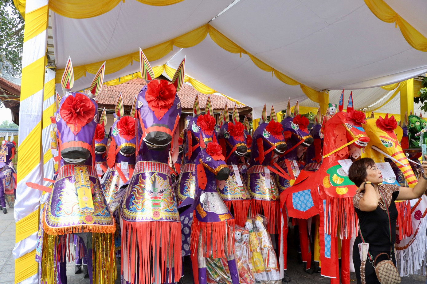 Ngựa giấy được dâng lên ông Hoàng Bảy. Ngựa giấy được dâng lên ông Hoàng Bảy.