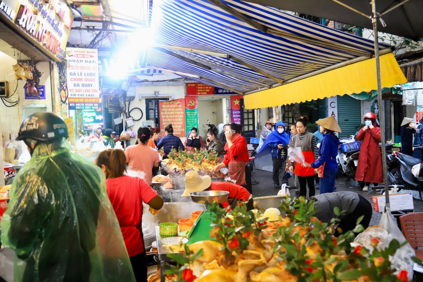 Ngay từ sáng sớm, tại các cửa hàng bán đồ cúng tại Hà Nội đã nhộn nhịp người mua kẻ bán. Mặt hàng "gà ngậm hoa hồng" tại khu phố Hàng Bè được nhiều người ưa chuộng, cảnh mua bán tại đây diễn ra tấp nập.