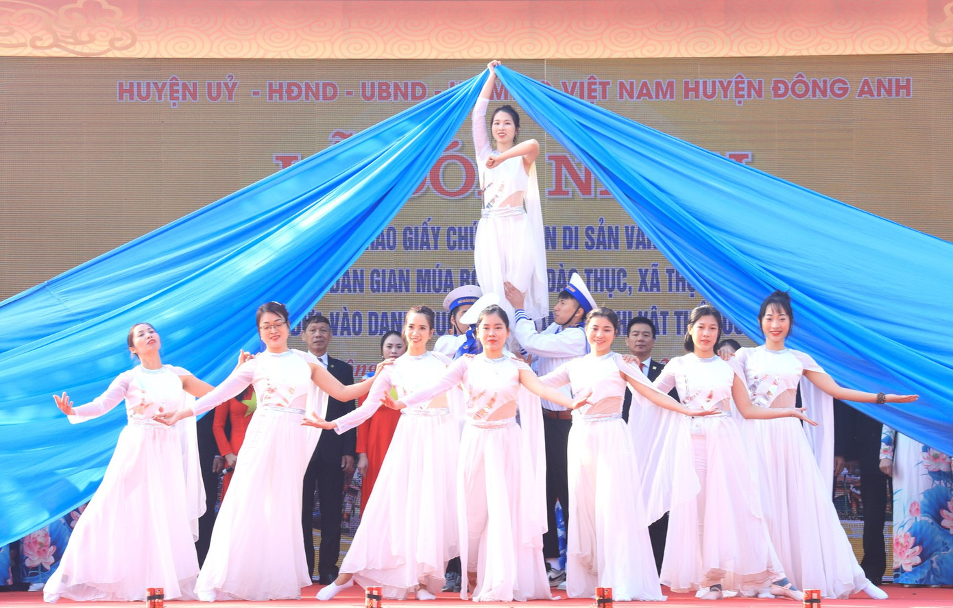 Tiết mục văn nghệ tại lễ đón nhận.