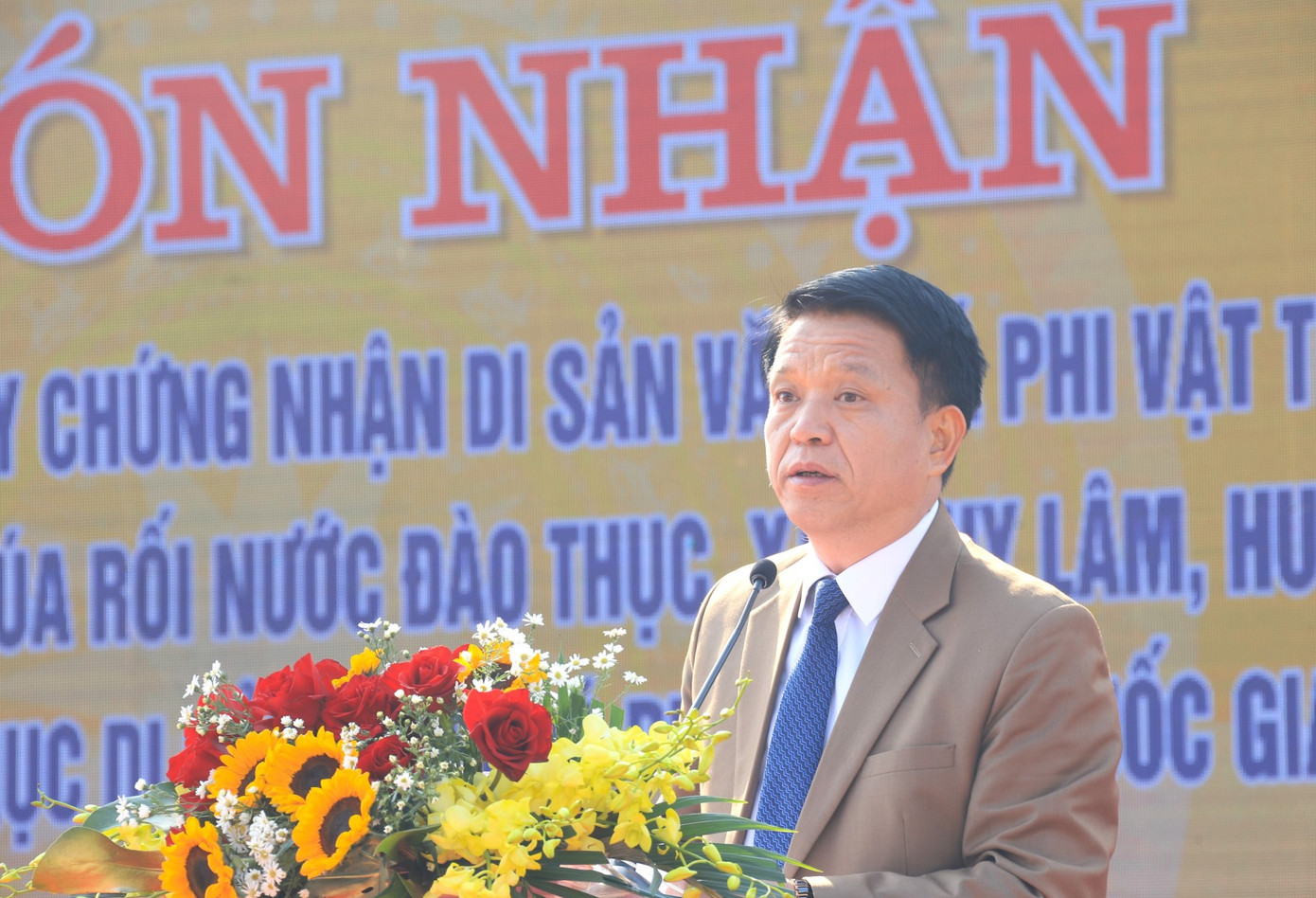 Ông Nguyễn Văn Cường - Phó Bí thư Thường trực Huyện ủy Đông Anh phát biểu tại lễ đón nhận.