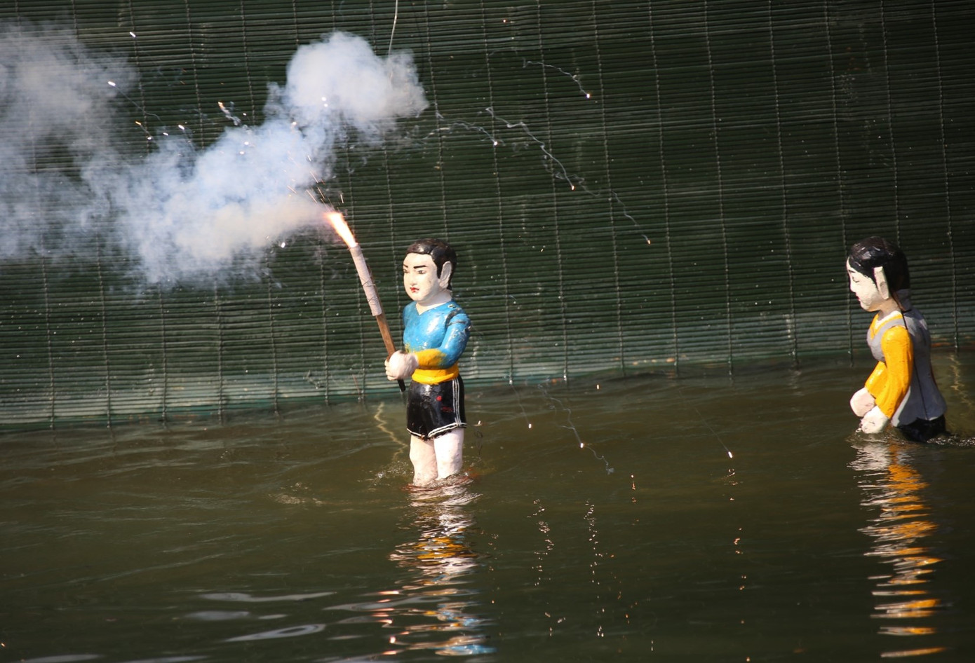 Tại buổi lễ người tham dự được thưởng thức tiết mục múa rối nước do các nghệ nhân trình diễn.