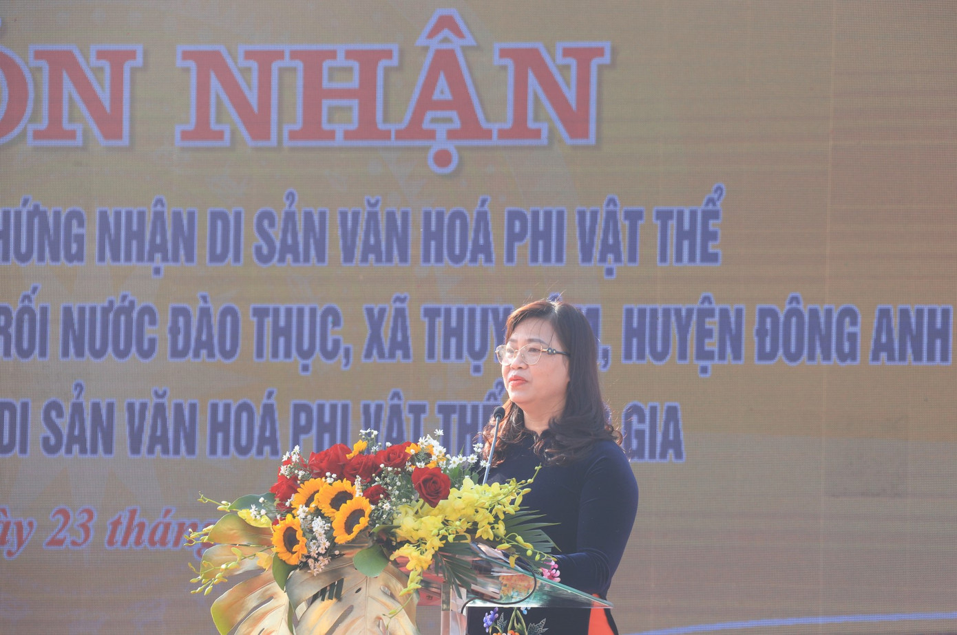 Bà Nguyễn Thị Tám - Phó Chủ tịch UBND huyện Đông Anh trình bày báo cáo tóm tắt về lịch sử phường múa rối nước Đào Thục.