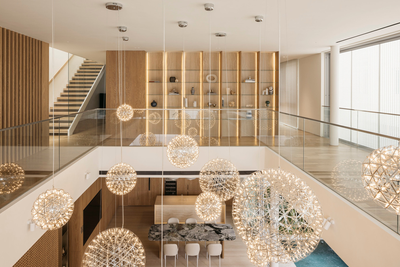 Cảm giác rộng rãi được tăng cường nhờ sự kết nối linh hoạt giữa các tầng, cùng với cửa kính trượt lớn giúp mở rộng không gian và đón ánh sáng tự nhiên tràn ngập vào bên trong.